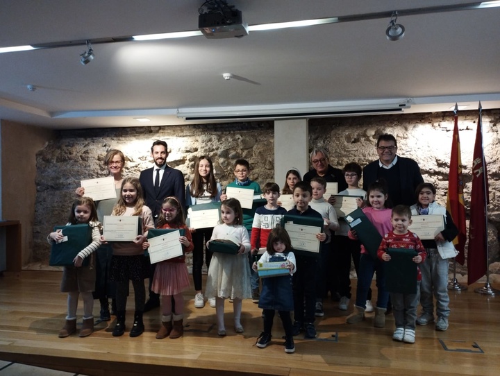 El director general de Patrimonio Cultural entrega los premios de los concursos de pintura infantil 'Pinta la Navidad' del MUBAM y el MURAM