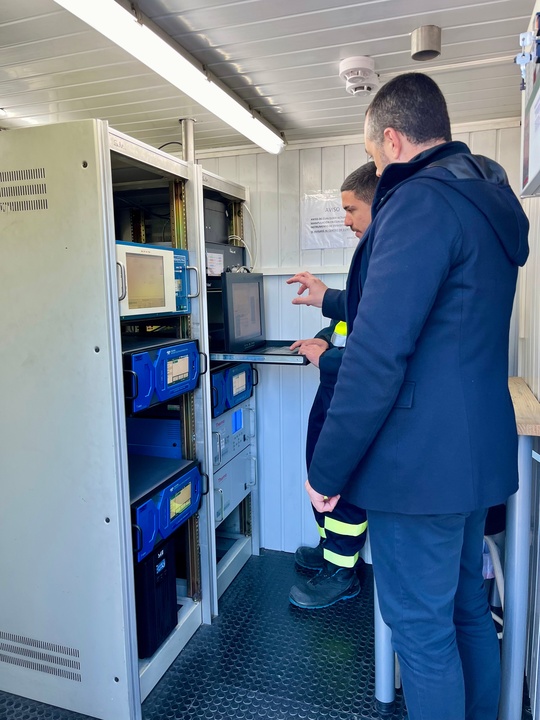 El director general de Medio Ambiente, Juan Antonio Mata, observa el funcionamiento de los analizadores instalados en las estaciones de medida de calidad del aire de la Región de Murcia