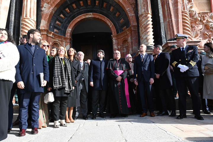 El presidente de la Comunidad, Fernando López Miras, asistió al solemne acto de apertura del Año Jubilar de la Vera Cruz 2024 (2)