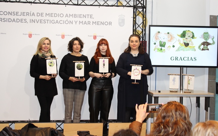 La secretaria autonómica de Energía, Sostenibilidad y Acción Climática, María Cruz Ferreira, con la diseñadora del calendario, Celia Mirete