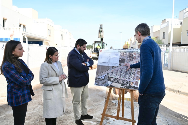 López Miras visita las obras para mejorar la red de pluviales de El Mojón