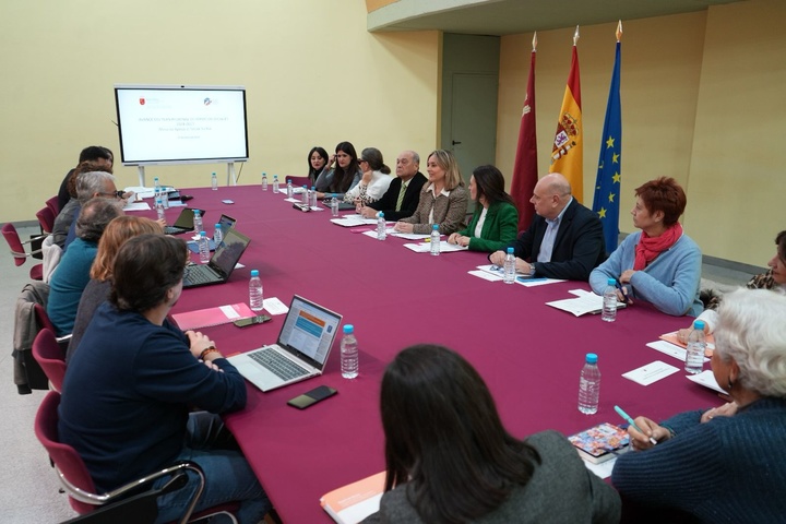 La consejera de Política Social, Familias e Igualdad, Conchita Ruiz, durante la celebración de la Mesa de apoyo al Tercer Sector