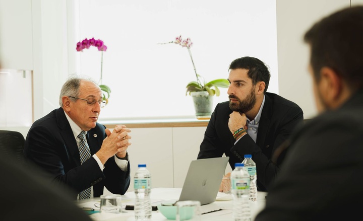 Imagen del artículo Antelo se reúne con el Grupo Caudal para conocer los detalles de su transformación industrial