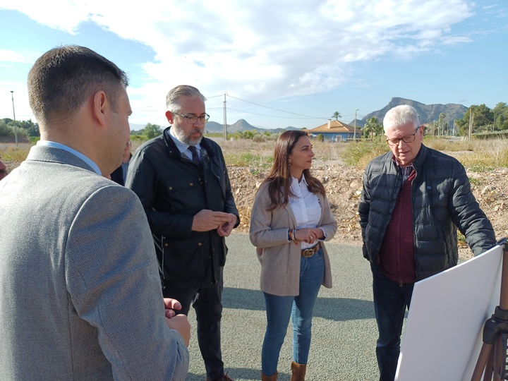 La consejera de Agua, Agricultura, Ganadería y Pesca, Sara Rubira, junto al alcalde de Santomera, Víctor Martínez, en la visita al Camino rural de La Mina.