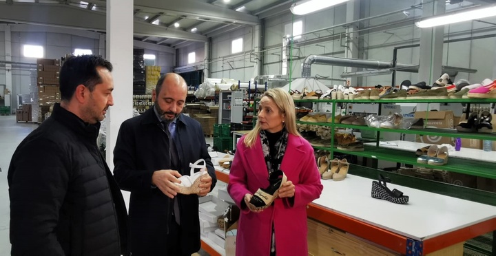 El director del Info, Joaquín Gómez, junto con la alcaldesa de Cehegín, Alicia del Amor, en la visita a una empresa del municipio