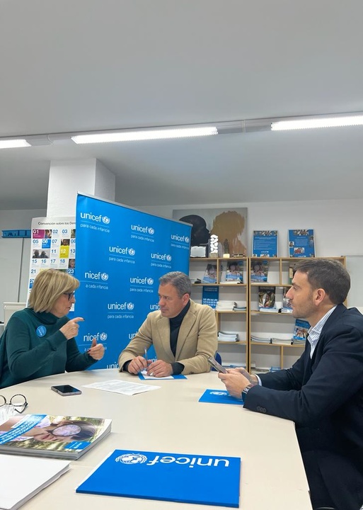 El consejero de Presidencia, Portavocía y Acción Exterior, Marcos Ortuño, y el director general de Acción Exterior y Cooperación, Juan José Almela, en la reunión mantenida hoy con la presidenta autonómica de Unicef, Amparo Marzal.