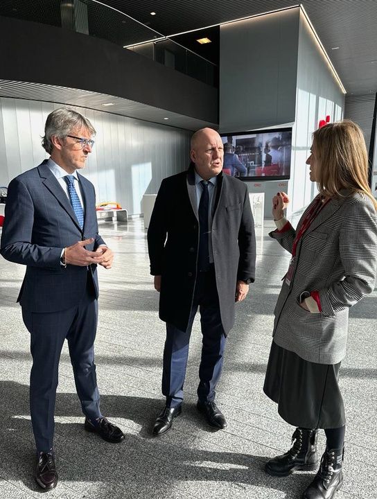 Un momento de la visita del consejero de Economía, Hacienda y Empresa, Luis Alberto Marín, al centro europeo de automoción Automotive Inteligence Center, en Amorebieta