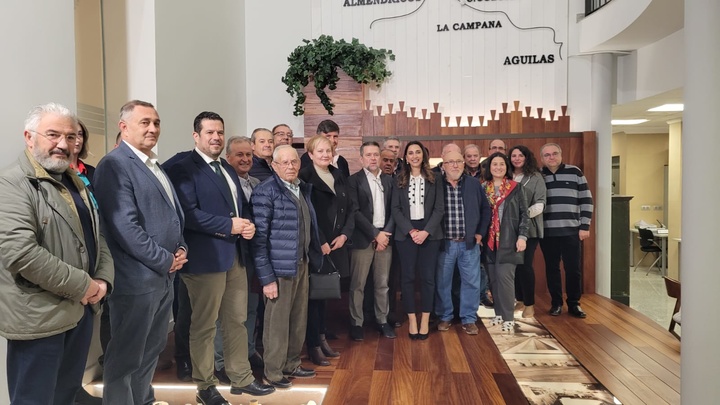 La consejera Sara Rubira clausura la conferencia 'La venganza del campo', impartida por el exministro Manuel Pimentel (2)