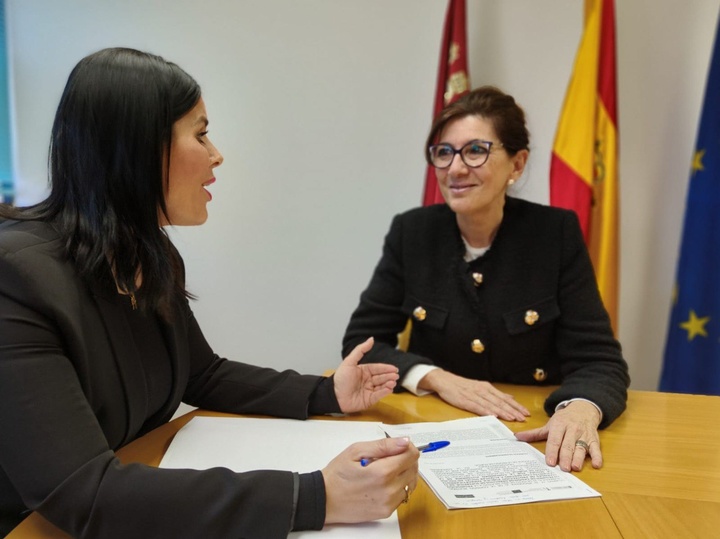 Reunión de la directora general de Vivienda y Arquitectura con la concejal de Urbanismo del Ayuntamiento de Molina de Segura.