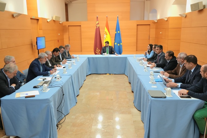 El jefe del Ejecutivo regional, Fernando López Miras, presidió hoy en San Esteban la reunión en la que se analizó la situación actual de los recursos...