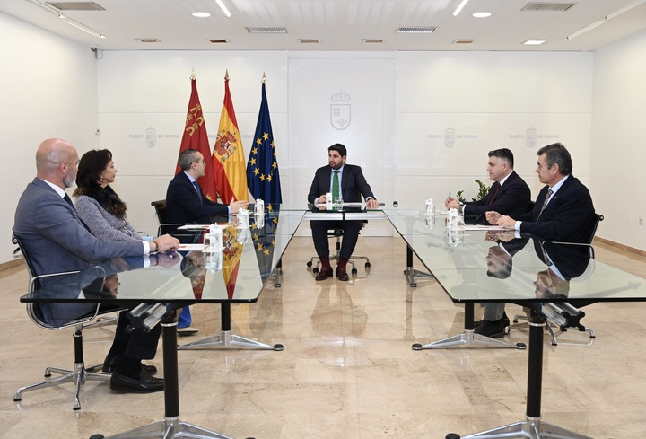 El jefe del Ejecutivo autonómico, Fernando López Miras, se reúne con el presidente del Paso Azul de Lorca, Miguel Ángel Peña