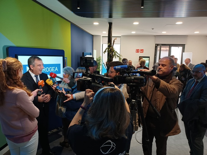 El consejero de Medio Ambiente, Universidades, Investigación y Mar Menor, Juan María Vázquez, atendió a los medios de comunicación que preguntaron por la nueva ubicación de la Escuela de Enfermería de Cartagena