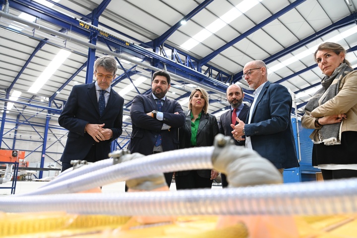 López Miras visita las instalaciones de la empresa Sinergia Racing Group (2)