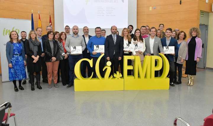 El director del Info, Joaquín Gómez, junto con los emprendedores premiados