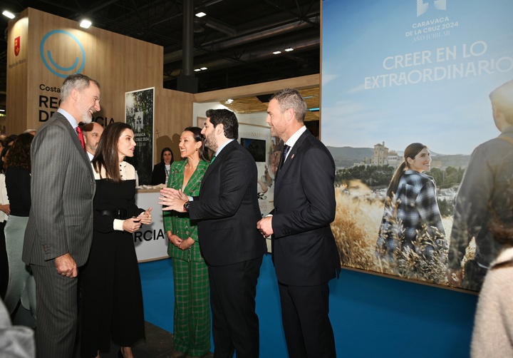 Los Reyes visitan el stand de la Región de Murcia en Fitur