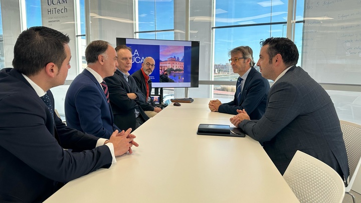 El consejero de Empresa conoce los proyectos que desarrolla el UCAM HiTech