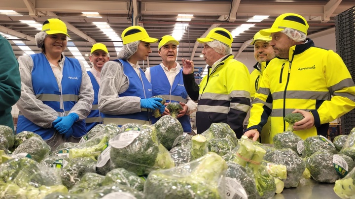 La consejera Sara Rubira durante la visita a la empresa Agromark.