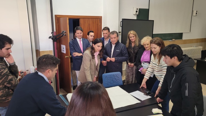 La consejera Sara Rubira con alumnos del CIFEA de Molina de Segura durante una visita al centro
