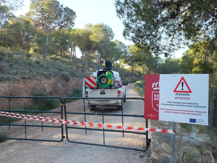 Vehículos utilizados para la fumigación terrestre de la procesionaria.