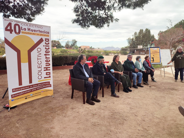 La directora general de Salud Mental, María José Lozano, visitó la comunidad terapéutica 'La Huertecica' de Cartagena con motivo de la entrega de diplomas de sus talleres de Salud.