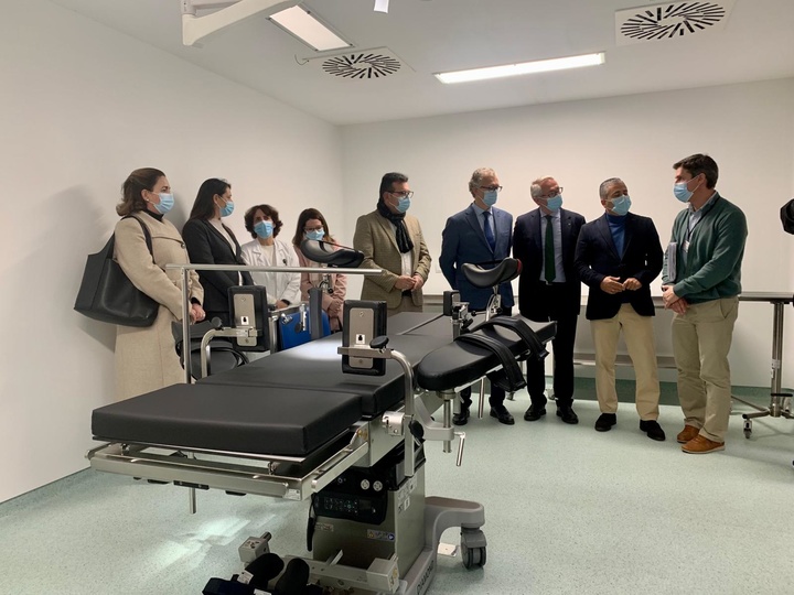 El consejero de Salud, Juan José Pedreño, visita el nuevo quirófano del hospital 'Lorenzo Guirao' de Cieza.