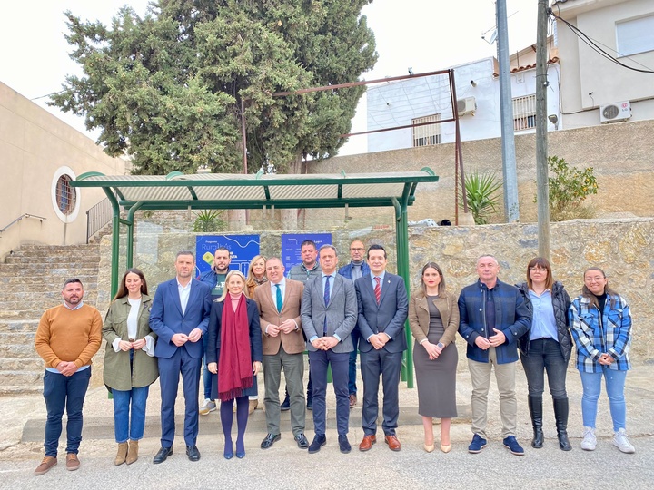 Los consejeros de Presidencia, Portavocía y Acción Exterior, Marcos Ortuño, y de Fomento e Infraestructuras, José Manuel Pancorbo, junto a los alcaldes de Caravaca de la Cruz, Cehegín y Moratalla y alcaldes pedáneos, en la presentación del servicio.