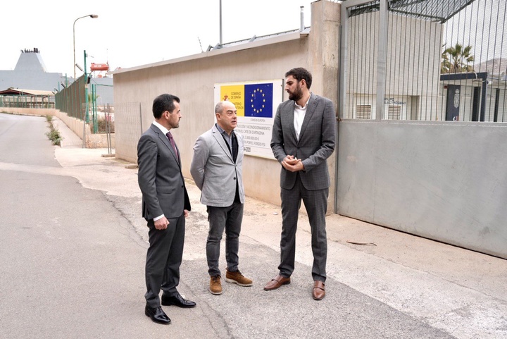 El vicepresidente y consejero de Interior, Emergencias y Ordenación del Territorio, José Ángel Antelo, atiende a los medios a las puertas del Centro de Atención Temporal a Extranjeros de Cartagena tras reunirse con representantes del sindicato policial JUPOL