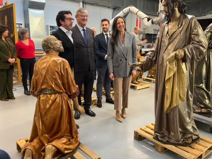 El director del Centro de Restauración explica a la consejera, Carmen Conesa, y al presidente de la Archicofradía de la Sangre el trabajo realizado.