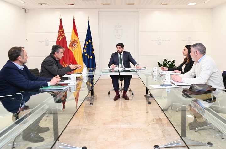 López Miras se reúne con representantes en la Región de Murcia de las organizaciones agrarias convocantes de las movilizaciones en el campo españ...