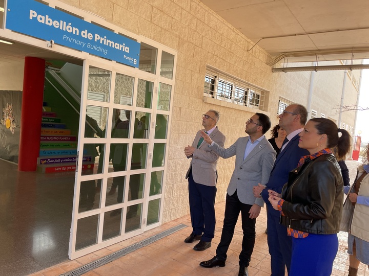 El consejero Víctor Marínvisitó el CEIP Sixto López donde se ha instalado señalización accesible.
