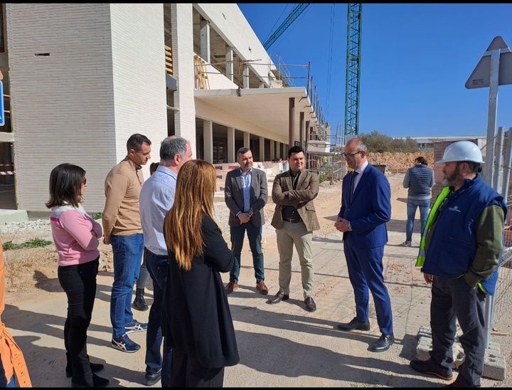 El consejero de Educación, Formación profesional y Empleo, Víctor Marín, y el alcalde de San Javier, José Miguel Luengo, durante su vista a las obras de ampliación del IES Mar Menor en Santiago de la Ribera.