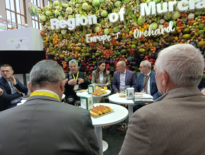 La consejera Sara Rubira con algunos de los productores de agricultura ecológica en un desayuno Eco en la Fruit Logística de Berlín.