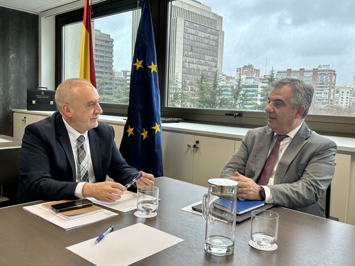 El consejero de Medio Ambiente, Universidades, Investigación y Mar Menor, Juan María Vázquez, durante la reunión con el nuevo secretario de Estado de Ciencia, Innovación y Universidades, Juan Cruz