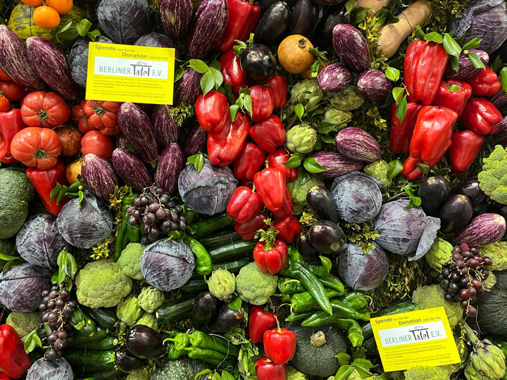 La Región de Murcia dona a la ONG alemana Tafel ev los más de 1.500 kilos de frutas y verduras del jardín vertical del stand regional de Fruit Logistica (2)