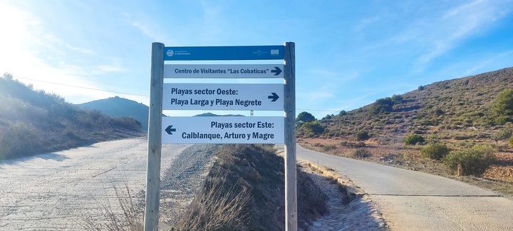 Uno de los carteles nuevos que se han colocado en Calblanque.