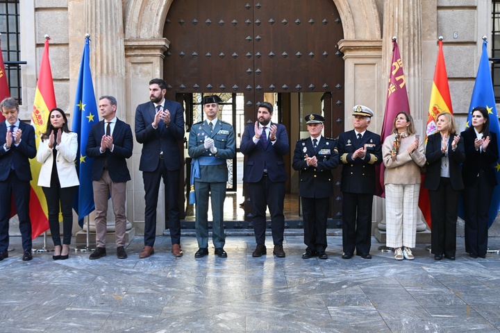 Minuto de silencio en homenaje a los dos guardias civiles asesinados en Barbate (2)