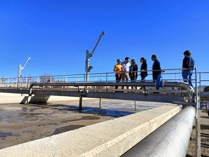 Imagen del artículo La EDAR de Alhama de Murcia reutiliza el 100 por cien del agua tratada en los campos de cultivo de la zona