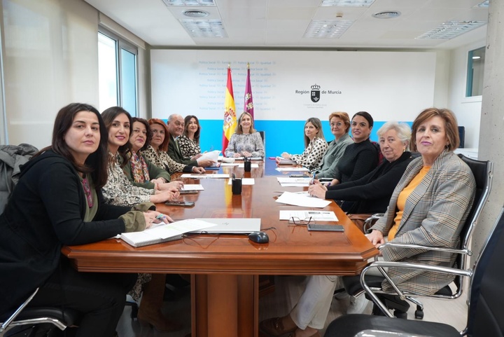 La consejera de Política Social, Familias e Igualdad, Conchita Ruiz, junto a los miembros del jurado durante la deliberación de los Premios 8M