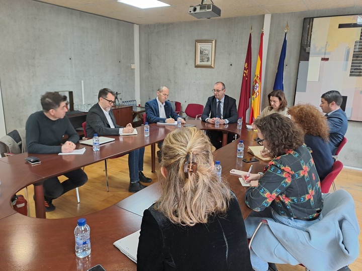 El consejero de Educación, Formación Profesional y Empleo, Víctor Marín, se reunió con el equipo directivo de la Escuela Superior de Diseño de la Región de Murcia.
