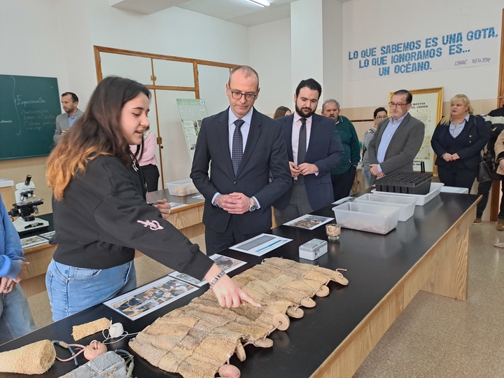 El consejero de Educación, Formación Profesional y Empleo, Víctor Marín, conoce el proyecto `Luffa´ del colegio Nuestra Señora del Carmen de La Unión que competirá en "The Challengue" de EduCaixa