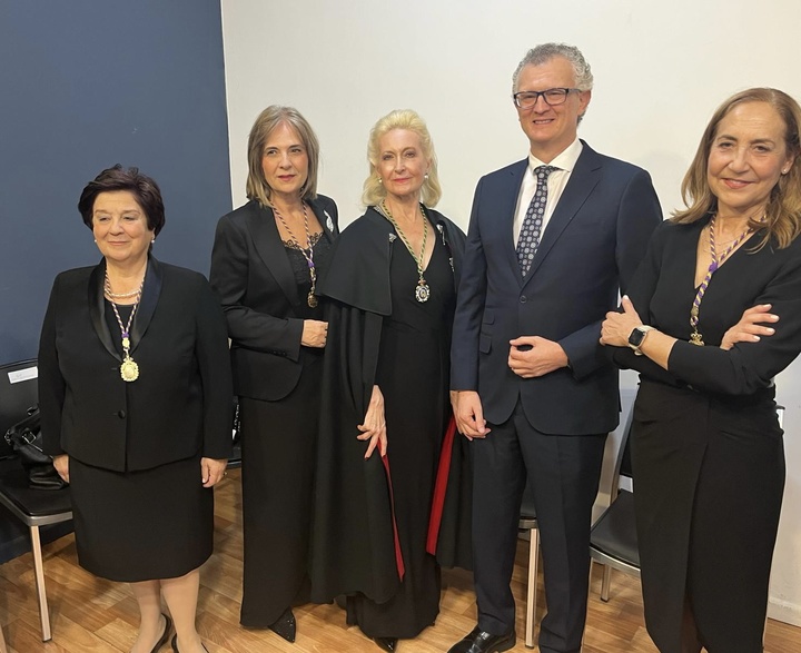 El consejero de Salud asiste al nombramiento de la nueva presidenta de honor de la Real Academia de Medicina y Cirugía