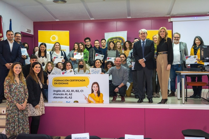 La directora general del SEF, Marisa López Aragón, durante la entrega de diplomas a los participantes de una edición anterior del programa.