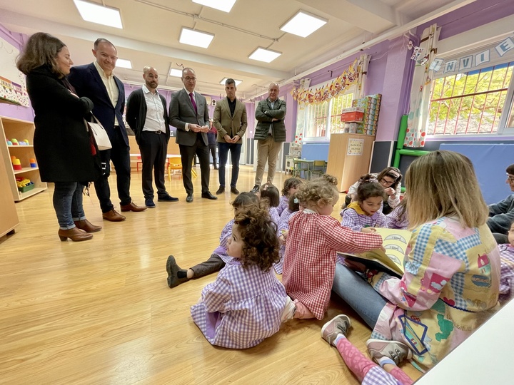 El consejero Víctor Marín visitó la nuevo aula de 2 años del Colegio Virgen del Oro, de Abarán.