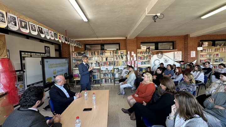 El consejero de Economía, Hacienda y Empresa, Luis Alberto Marín, durante una charla financiera en el IES Sierra Minera de La Unión