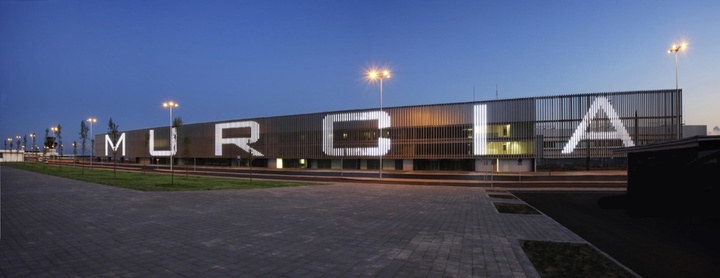 Vista nocturna del Aeropuerto Internacional de la Región de Murcia.