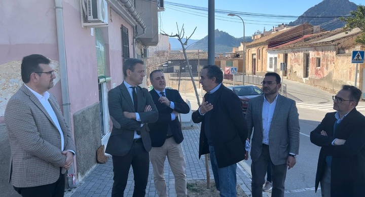 El alcalde de Cieza, Tomás Rubio (1i), el consejero de Presidencia, Portavocía y Acción Exterior, Marcos Ortuño (2i), junto con el director general de Administración Local, Francisco Abril (3i), concejales y técnicos, visitan las obras realizadas en el Camino de la Estación.