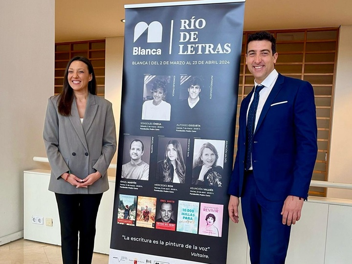 Imagen de la consejera de Turismo, Cultura, Juventud y Deportes, Carmen Conesa, y el alcalde de Blanca, Angel Pablo Cano, con el cartel de la XII edición de 'Río de letras'