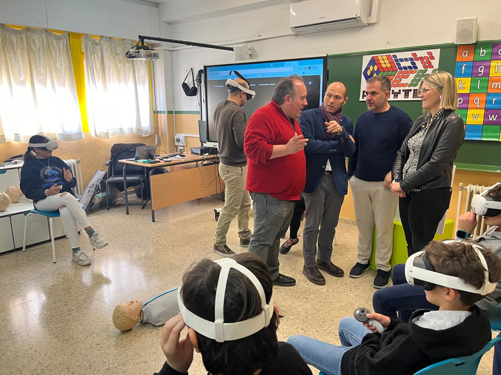 Los directores generales de Centros Educativos e Infraestructuras, y de Atención Primaria, Jerónimo Martínez y Josefa Marín respectivamente,  asistieron a la grabación del video de realidad virtual para enseñar la reanimación cardiopulmonar