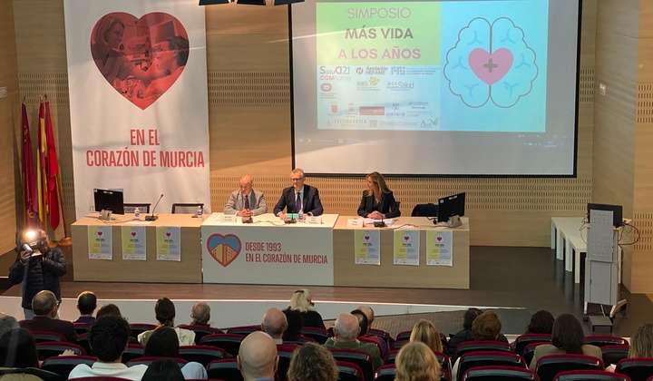 El consejero de Salud en la inauguración del simposio 'Más vida a los años'.