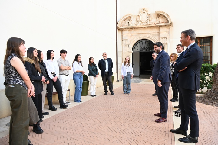 El presidente López con los estudiantes descendientes de ciudadanos de la Región, residentes en el exterior, que participan este curso en el programa Golondrina